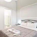 Konukevi O Magenta Baylon